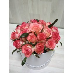 Букет розовых роз в коробке